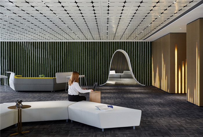 休閑洽談區(qū)裝修設(shè)計(jì)-綠地集團(tuán)上?？偛哭k公室裝修  引領(lǐng)智慧辦公設(shè)計(jì)風(fēng)尚