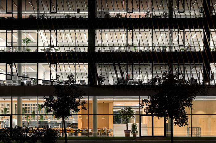 開(kāi)放靈動(dòng)的國(guó)外知名手游公司總部辦公樓裝修案例 開(kāi)放靈動(dòng)的國(guó)外知名手游公司總部辦公樓裝修案例