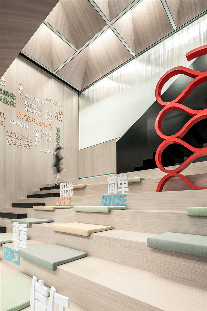 大氣靈動(dòng)多元化的旭輝地產(chǎn)總部辦公樓裝修方案 大氣靈動(dòng)多元化的旭輝地產(chǎn)總部辦公樓裝修方案