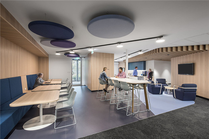 員工休閑區(qū)裝修設(shè)計(jì)-鄭州辦公室裝修推薦沉穩(wěn)大氣的Cara總部辦公室裝修 員工休閑區(qū)裝修設(shè)計(jì)-鄭州辦公室裝修推薦沉穩(wěn)大氣的Cara總部辦公室裝修