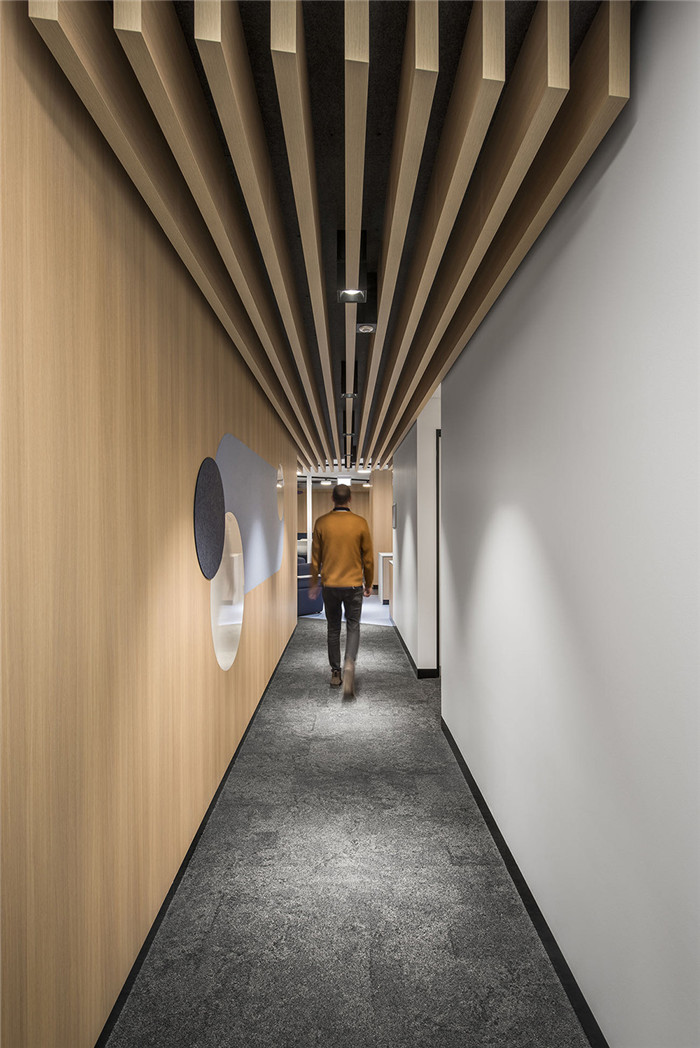 走廊裝修設(shè)計(jì)-鄭州辦公室裝修推薦沉穩(wěn)大氣的Cara總部辦公室裝修 走廊裝修設(shè)計(jì)-鄭州辦公室裝修推薦沉穩(wěn)大氣的Cara總部辦公室裝修