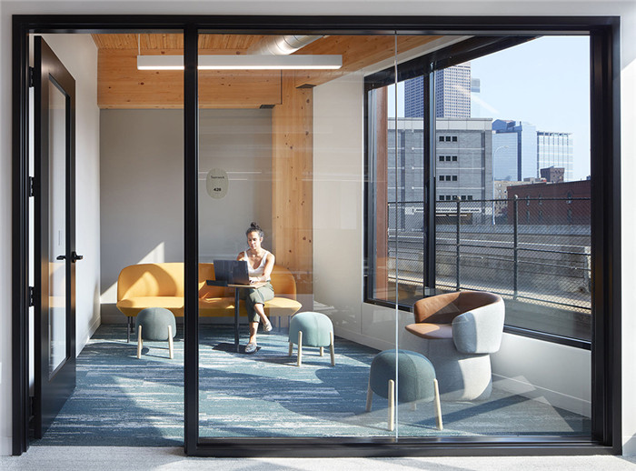 溫暖時(shí)尚的工業(yè)風(fēng)食品制造集團(tuán)總部辦公室裝修方案 溫暖時(shí)尚的工業(yè)風(fēng)食品制造集團(tuán)總部辦公室裝修方案